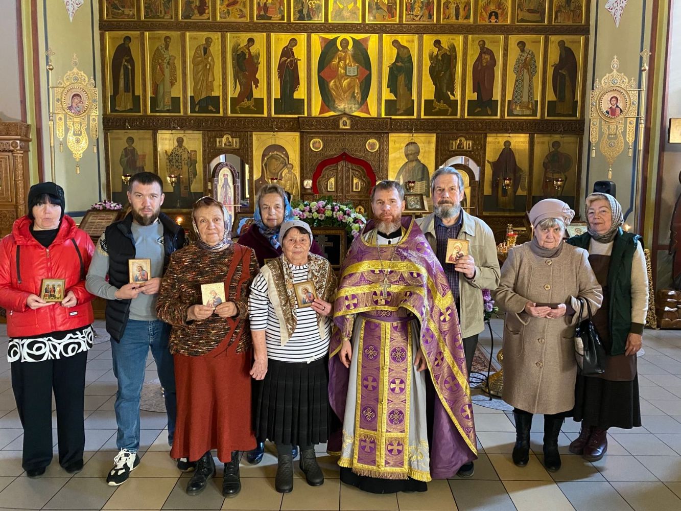Священники и миряне Казанской епархии поздравили прихожан почтенного возраста с Днём пожилого человека