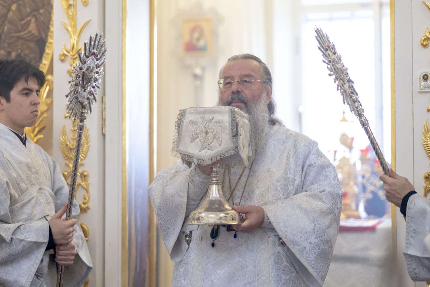 В Димитриевскую родительскую субботу митрополит Кирилл совершил Литургию в храме-памятнике в честь Нерукотворного Образа Спасителя в акватории реки Казанки