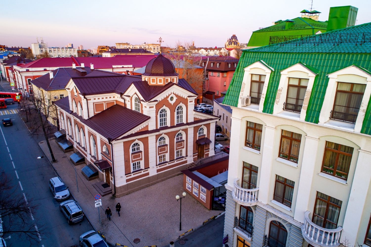 За ночными богослужениями в Сергиевском храме Казани возносятся сугубые молитвы о благополучии семей