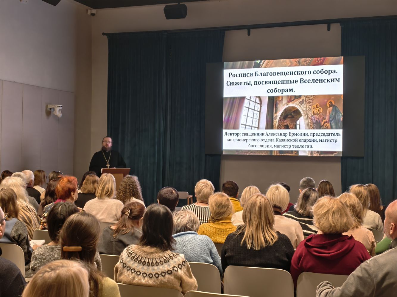 Священник Казанской епархии проводит просветительские беседы с будущими экскурсоводами Казанского кремля