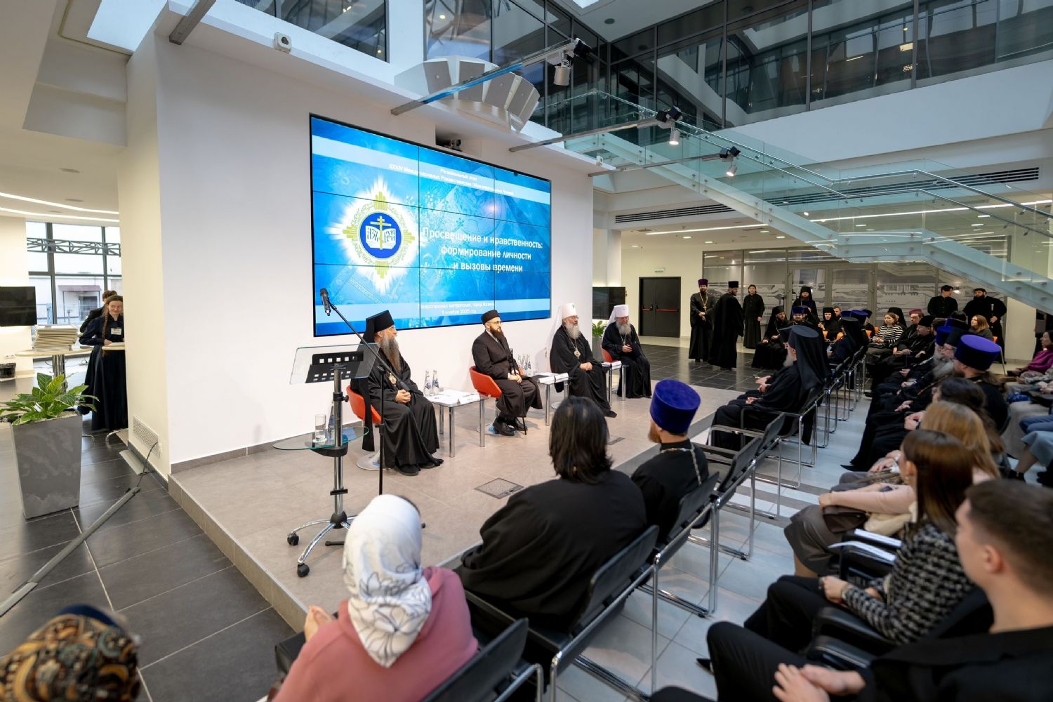 Помощь вернувшимся бойцам, подросткам с тяжёлыми зависимостями и слабослышащим: социальные тезисы Рождественских образовательных чтений