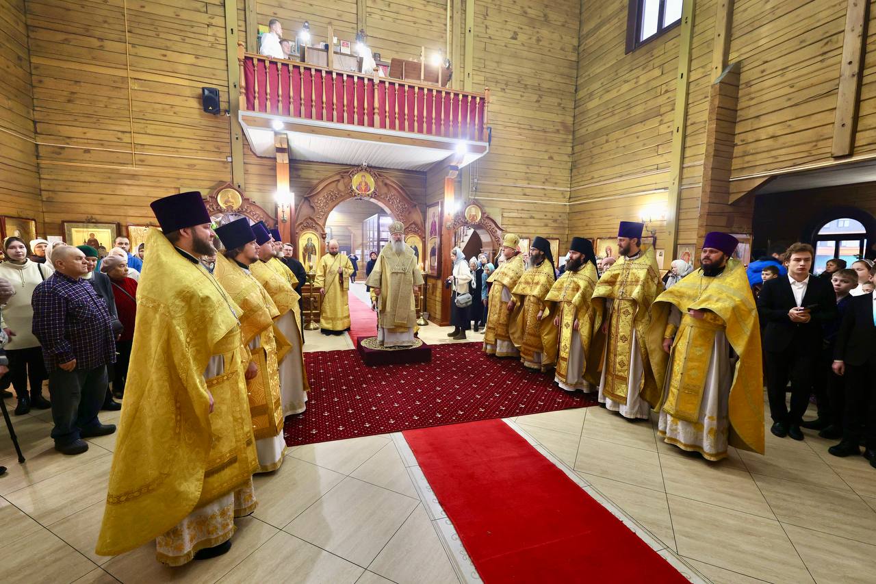 В день памяти Патриарха Тихона митрополит Кирилл совершил Литургию в казанском храме Рождества Христова