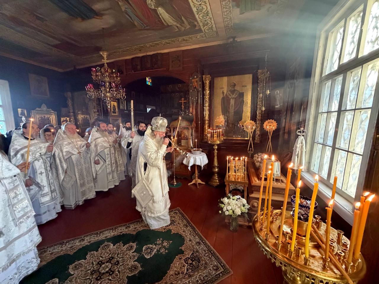 В 26-ю годовщину со дня кончины митрополита Серапиона (Фадеева) митрополит Кирилл совершил Литургию на месте погребения своего духовного наставника