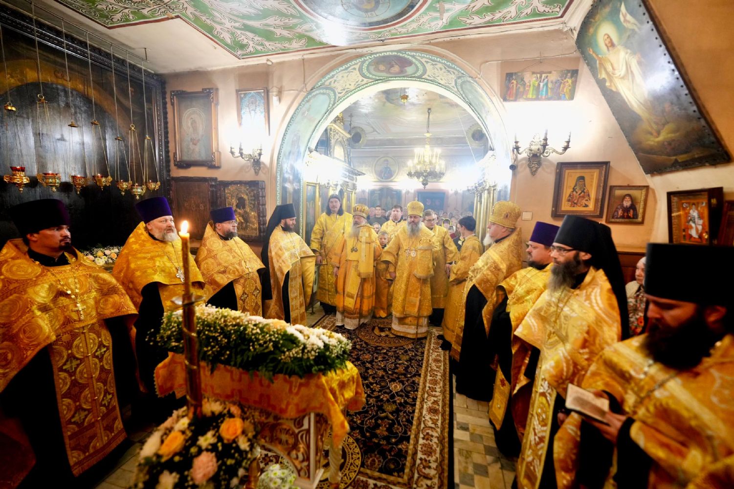 В канун дня памяти святителя Гурия Казанского митрополит Кирилл возглавил всенощное бдение в храме Ярославских чудотворцев