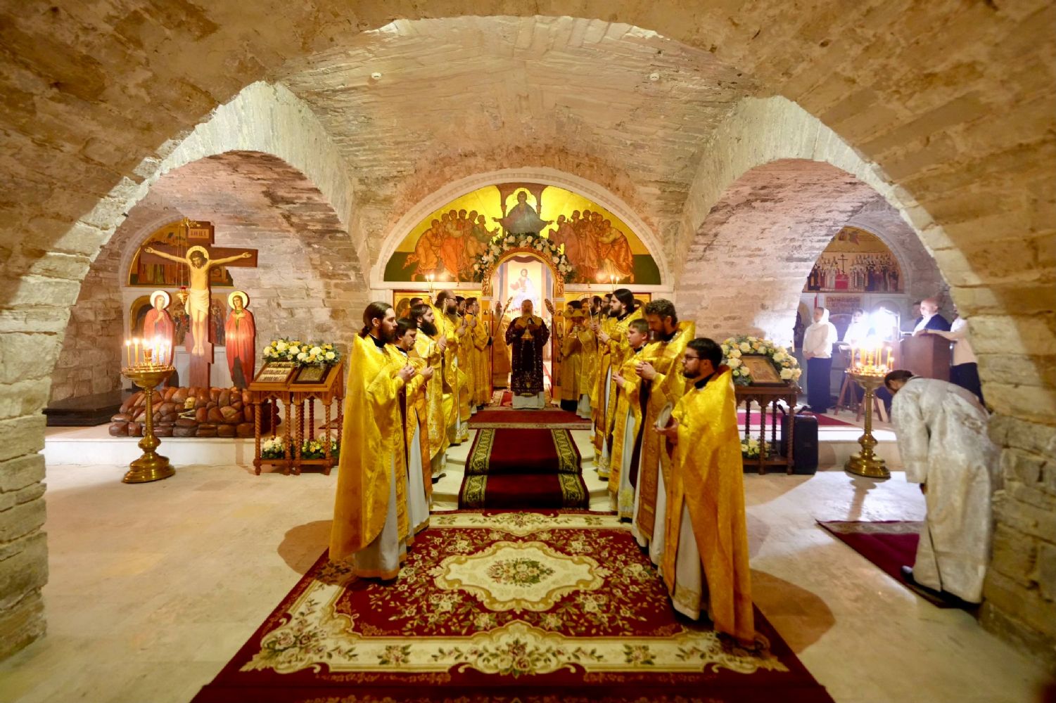 В день памяти святителя Гурия Казанского в нижнем храме Благовещенского собора Казанского кремля состоялось соборное архиерейское богослужение