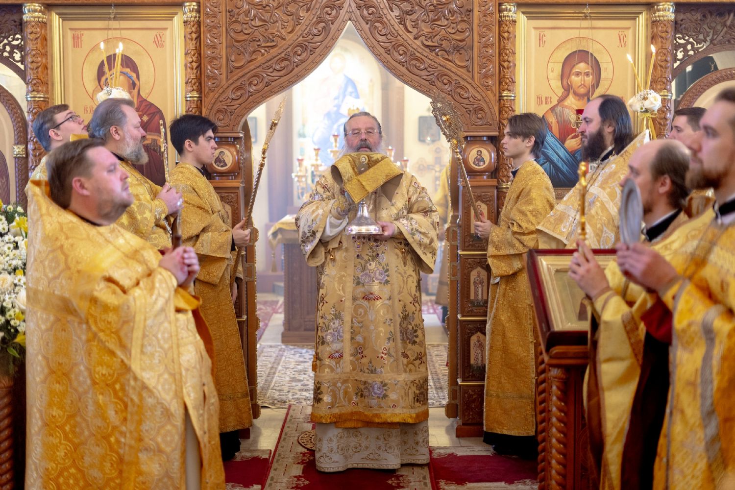 Митрополит Кирилл возглавил престольный праздник в Никольском храме посёлка Красная Горка