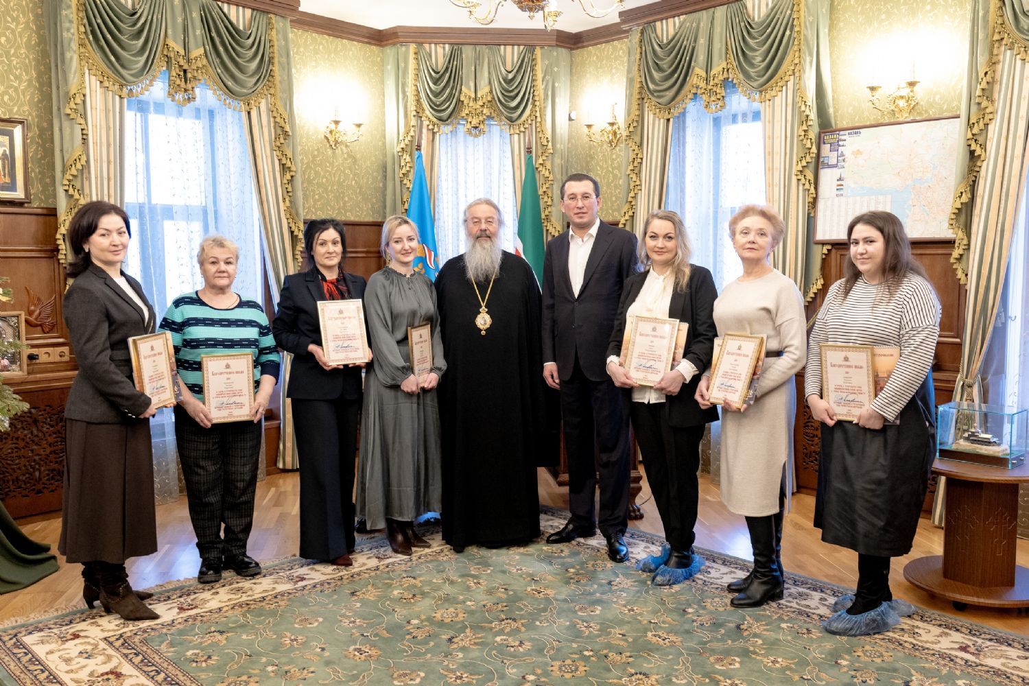 Митрополит Кирилл вручил благодарственные письма сотрудникам казанской компании «Парли»