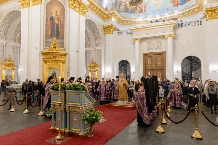 В канун Недели 4-й Великого поста митрополит Кирилл совершил всенощное бдение в Казанском кафедральном соборе
