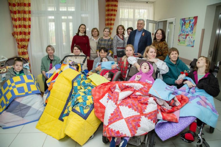 Участники проекта «Милосердие в каждый дом» передали пациентам Детского хосписа лоскутные одеяла