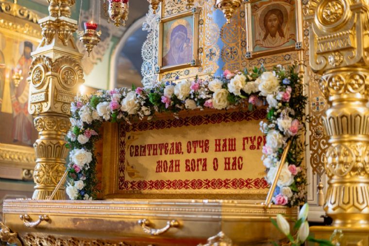 В Благовещенском соборе Казанского кремля еженедельно совершаются молебны с акафистом святителю Гурию