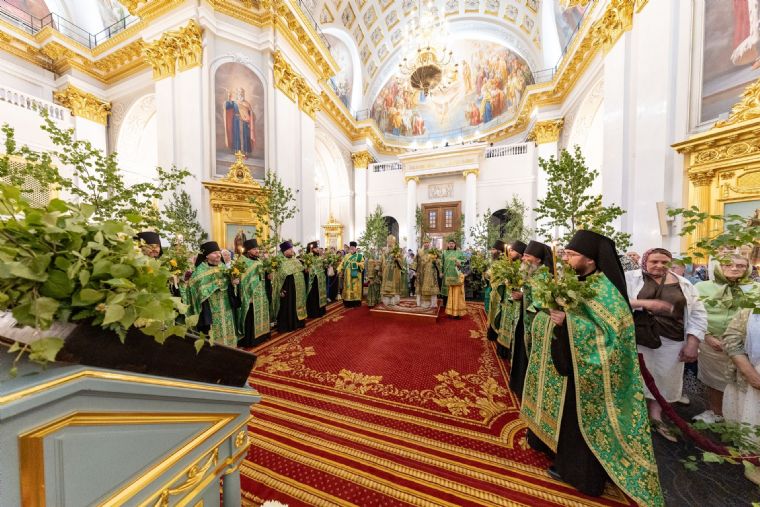 В канун праздника Святой Троицы митрополит Кирилл возглавил всенощное бдение в Казанском кафедральном соборе