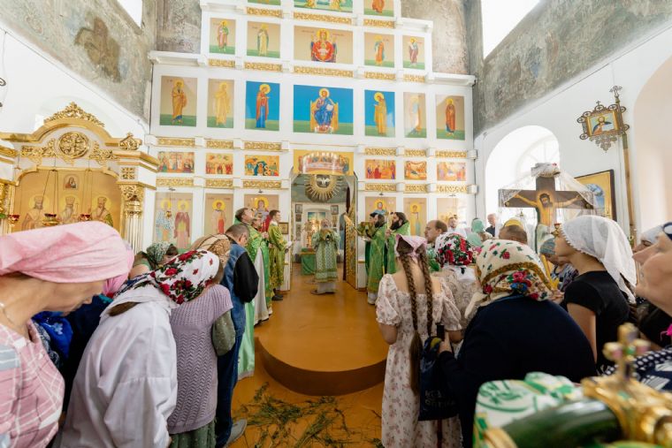В День Святого Духа митрополит Кирилл совершил Литургию в Троицком храме села Турминское