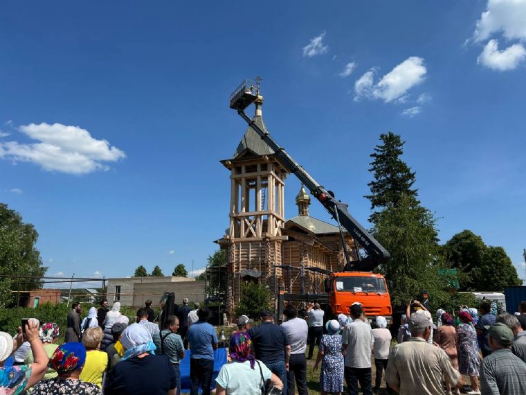 В селе Верхний Багряж состоялось освящение колоколов и накупольных крестов для старинного Троицкого храма