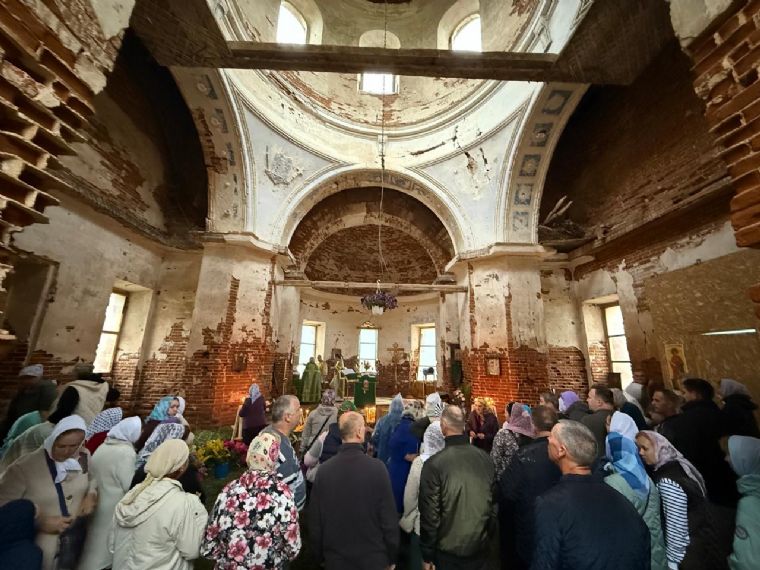 В старинном Никольском храме в урочище Карланга впервые после долгих лет запустения совершена Литургия