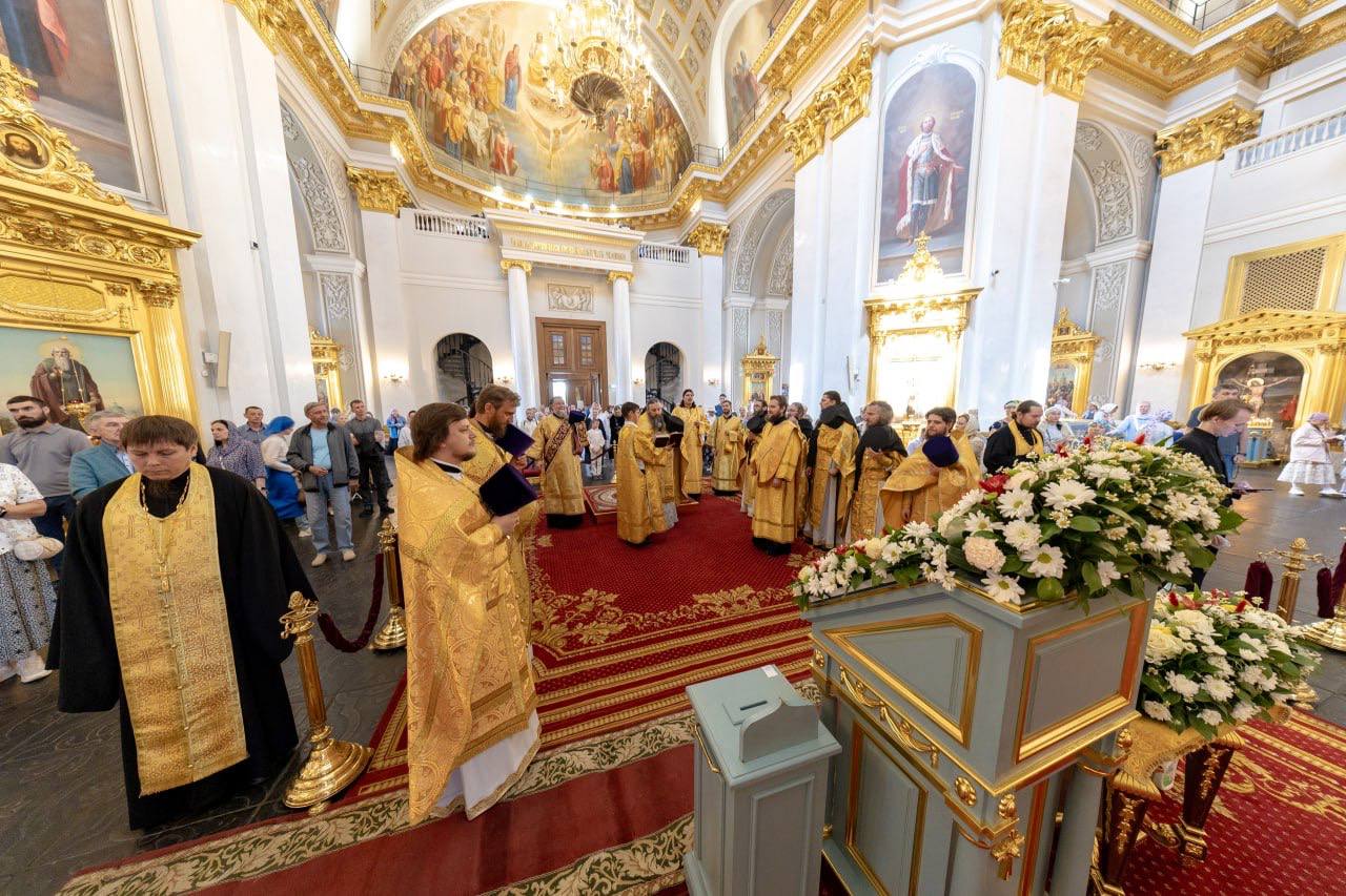 Перед ковчегом с мощами святителя Тихона в Казанском соборе совершаются богослужения
