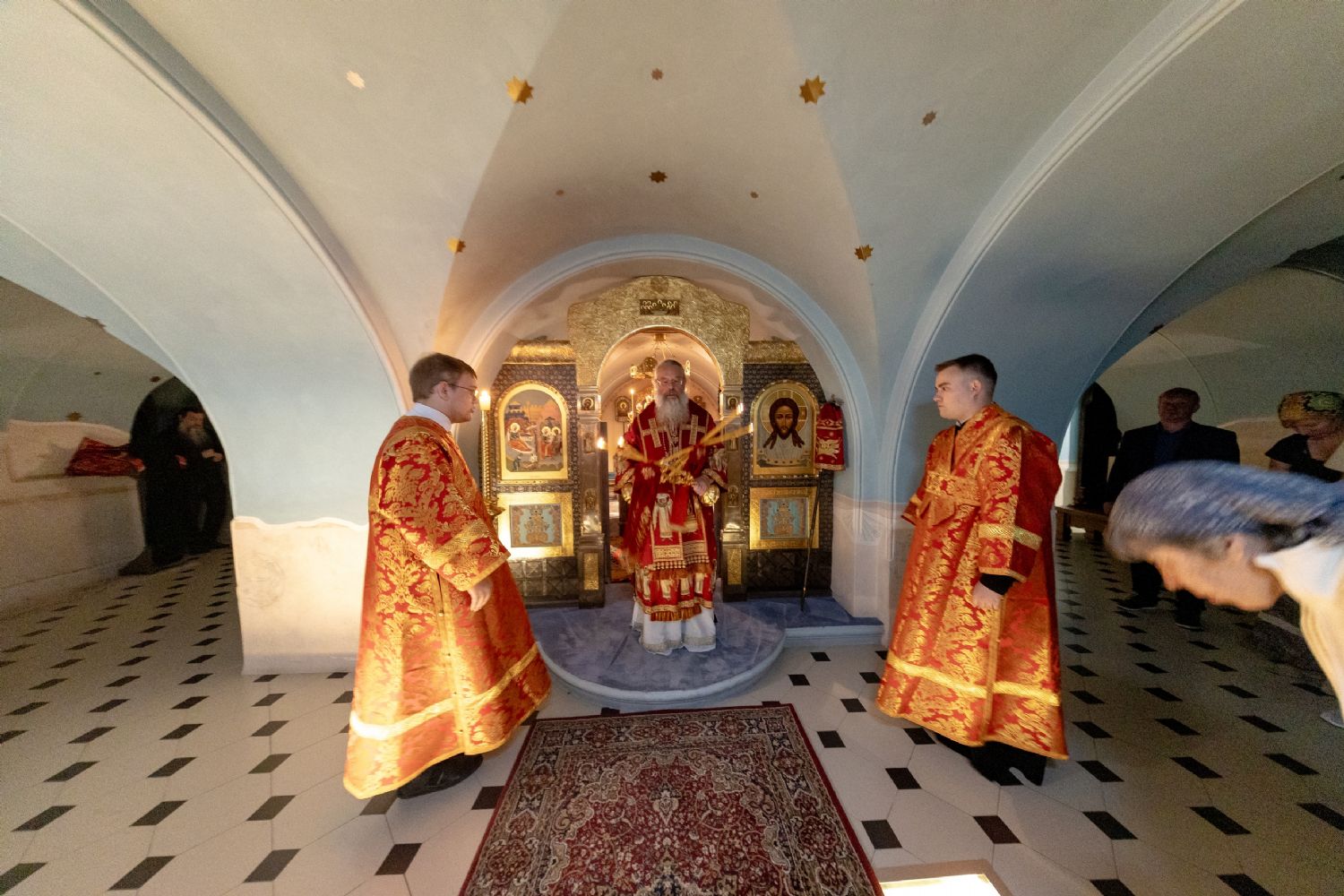 В день памяти Царственных страстотерпцев митрополит Кирилл совершил ночную Литургию в Пещерном храме Казанского кафедрального собора