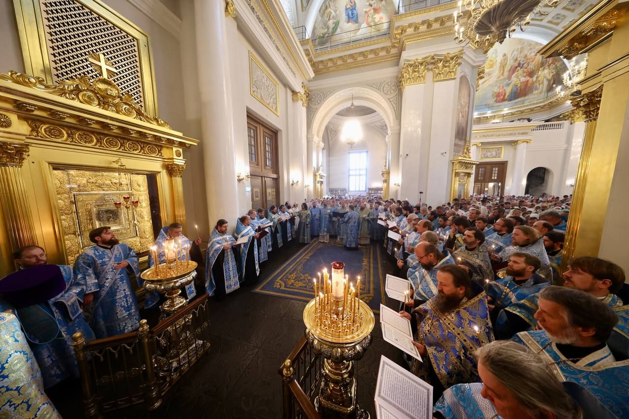 В канун праздника Казанской иконы Божией Матери в Казанском кафедральном соборе состоялось архиерейское богослужение