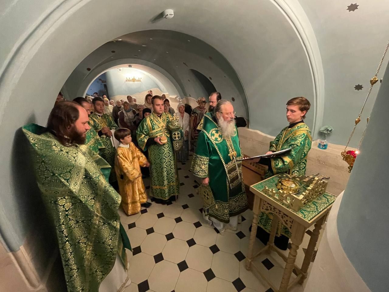 В день памяти преподобного Гавриила Седмиезерного митрополит Кирилл совершил Литургию в Пещерном храме Казанского кафедрального собора