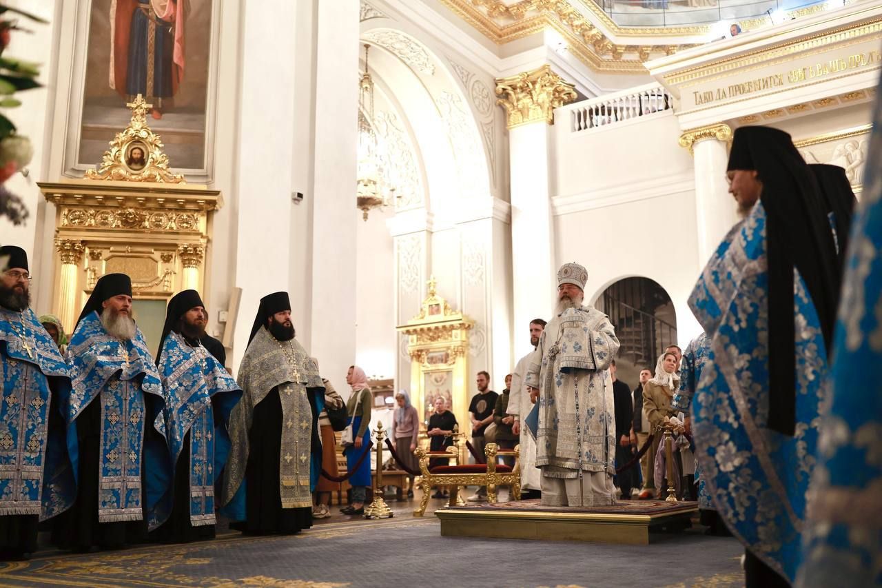 В канун Недели 12-й по Пятидесятнице митрополит Кирилл совершил всенощное бдение в Казанском кафедральном соборе