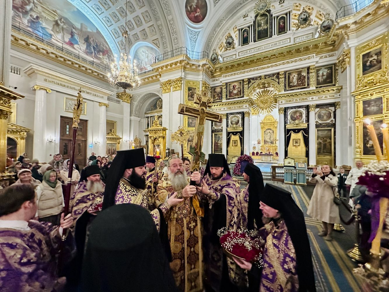 В канун праздника Воздвижения Креста Господня митрополит Кирилл совершил всенощное бдение в Казанском кафедральном соборе