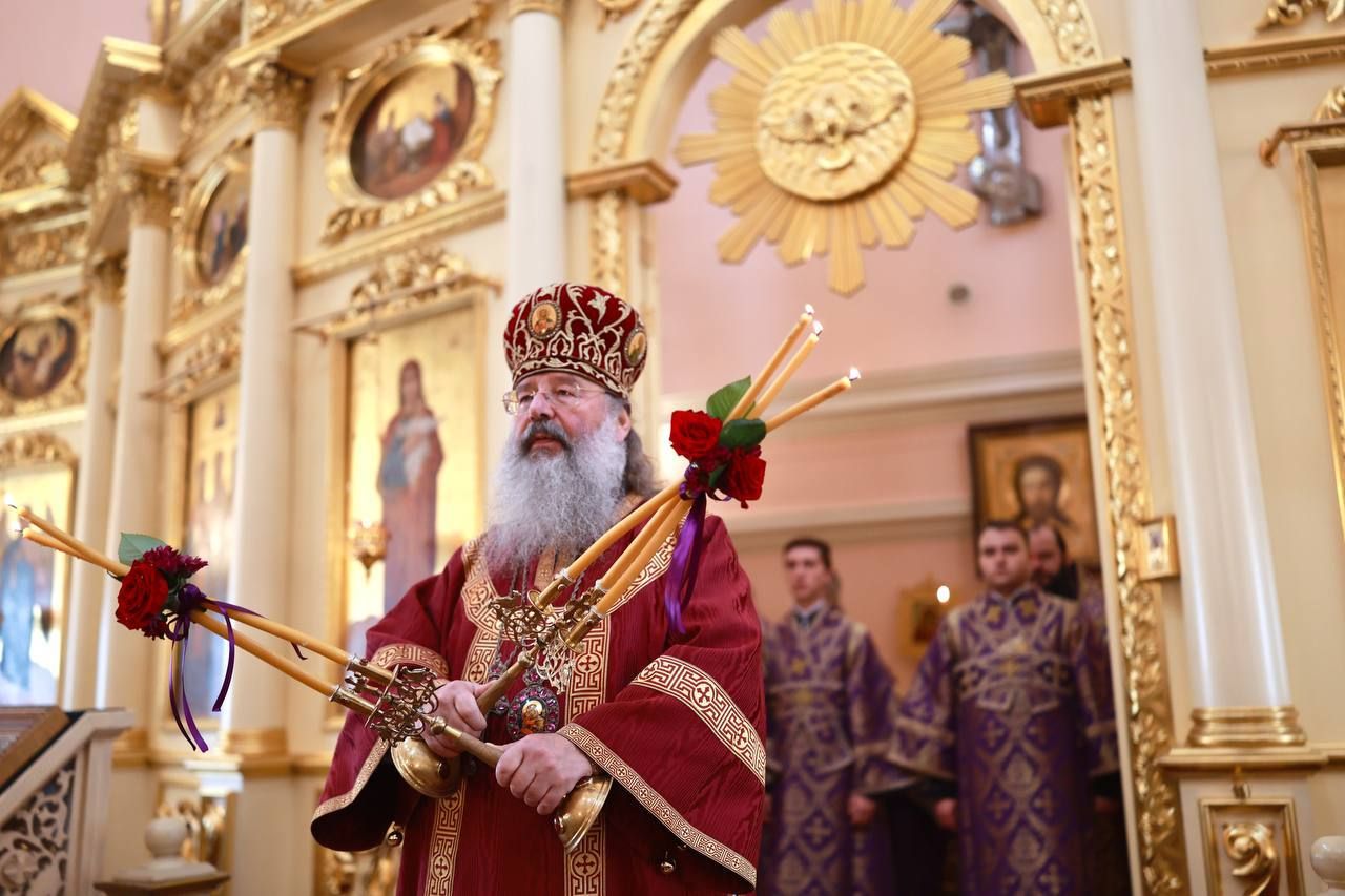 В праздник Воздвижения Креста Господня митрополит Кирилл совершил Литургию в Крестовоздвиженском храме Казанского Богородицкого монастыря