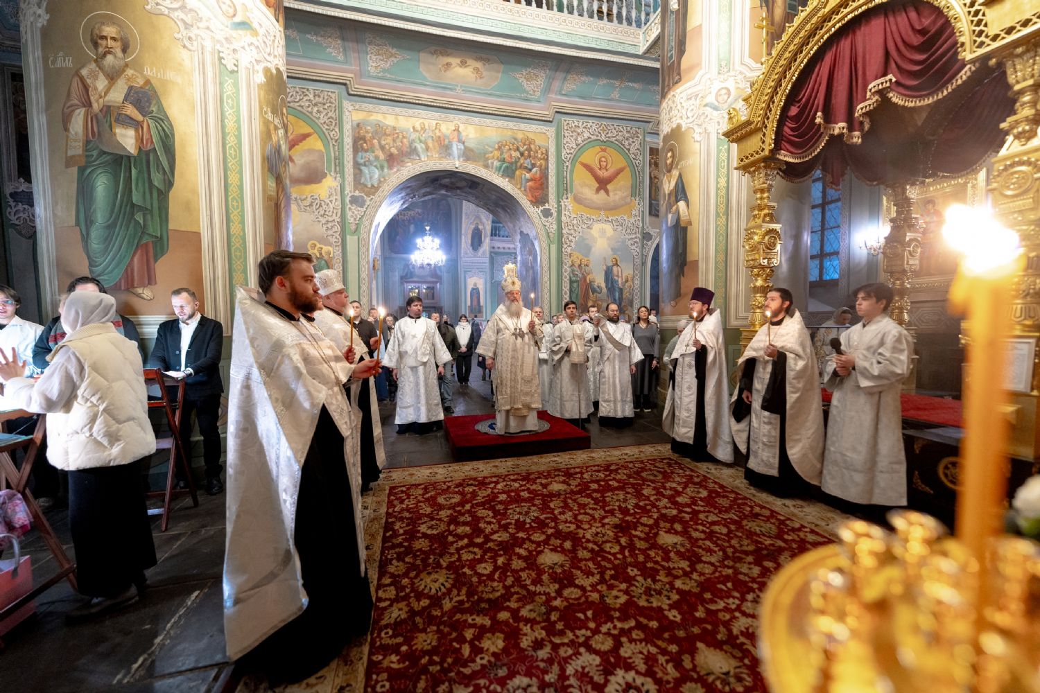 В канун Недели 32-й по Пятидесятнице митрополит Кирилл совершил всенощное бдение в Благовещенском соборе Казанского кремля