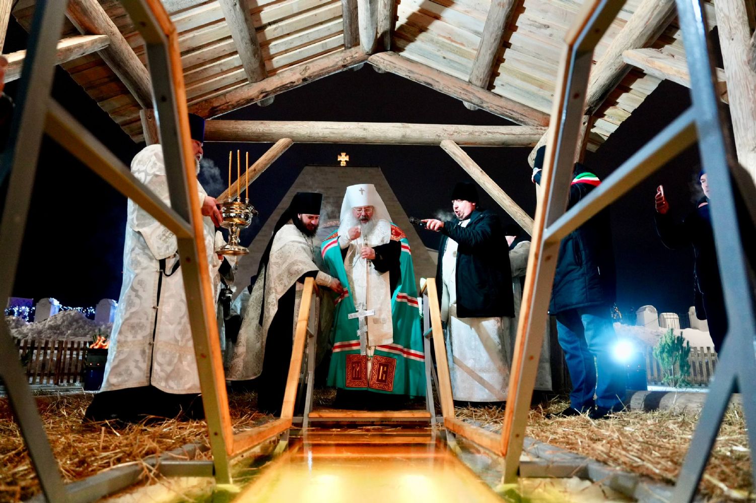 В канун праздника Крещения Господня митрополит Кирилл совершил чин великого освящения воды на реке Казанке