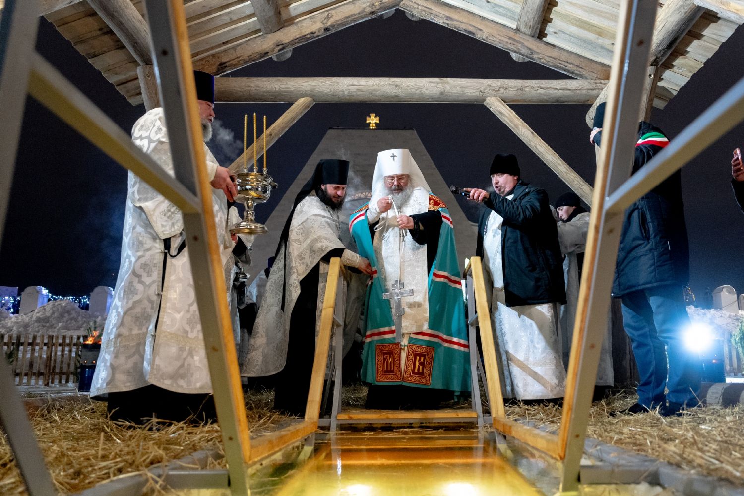 В канун праздника Крещения Господня митрополит Кирилл совершил чин великого освящения воды на реке Казанке