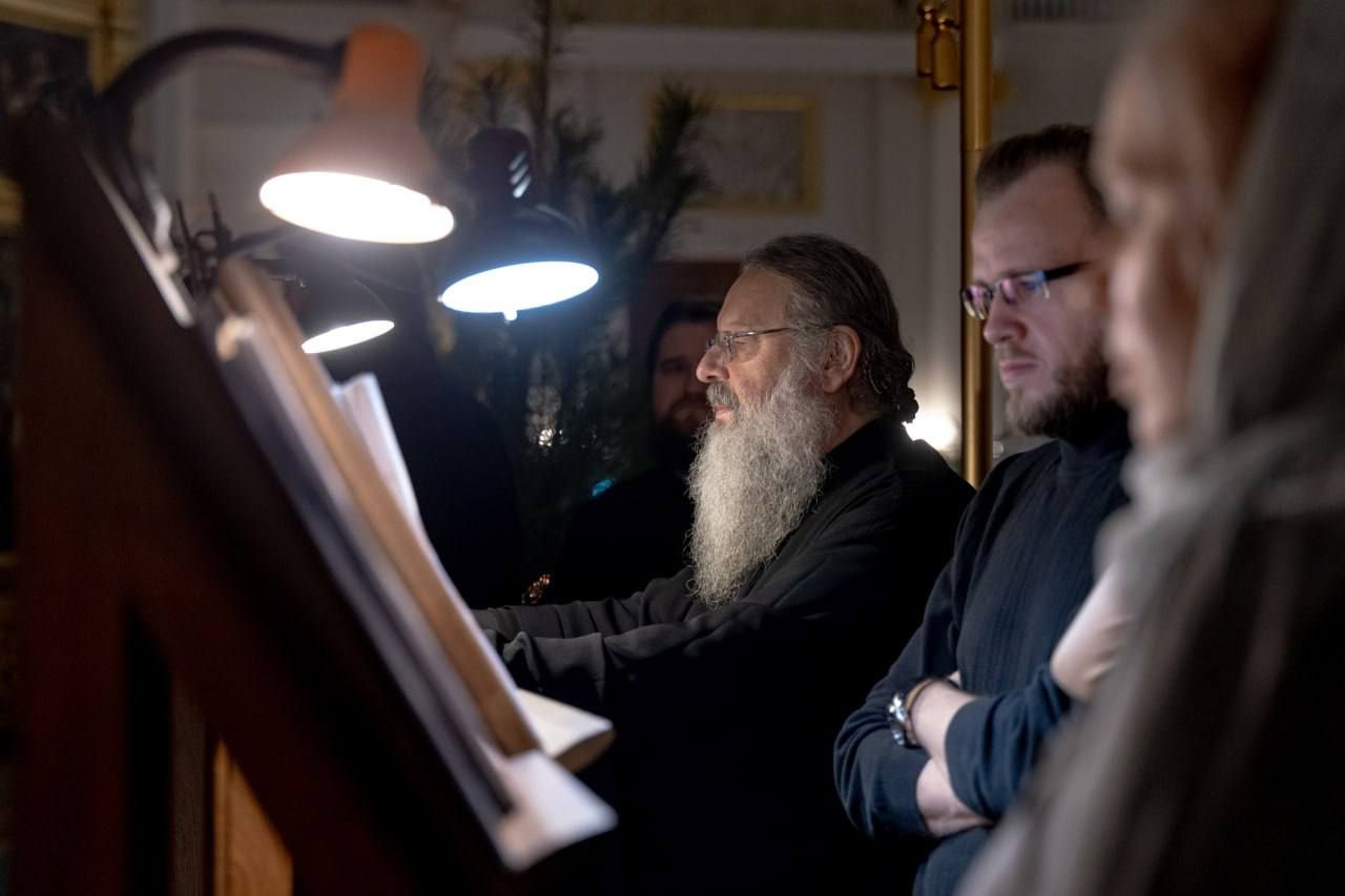 В канун Рождественского сочельника митрополит Кирилл молился за вечерним богослужением в Казанском кафедральном соборе