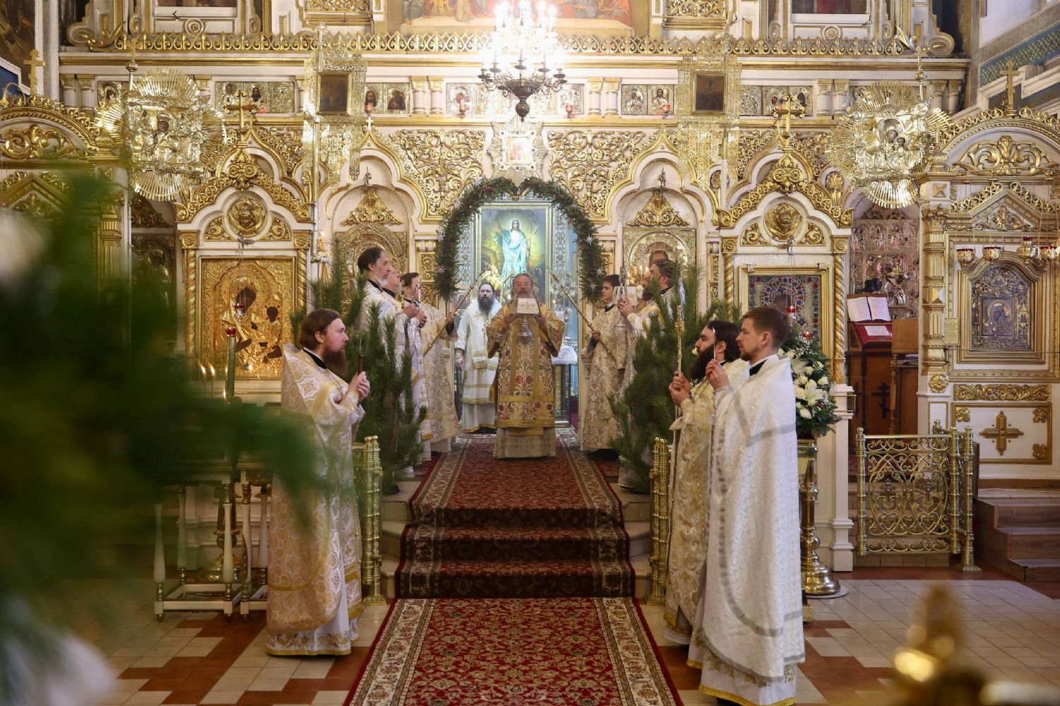 В праздник Собора Пресвятой Богородицы митрополит Кирилл возглавил Литургию в Никольском соборе Казани