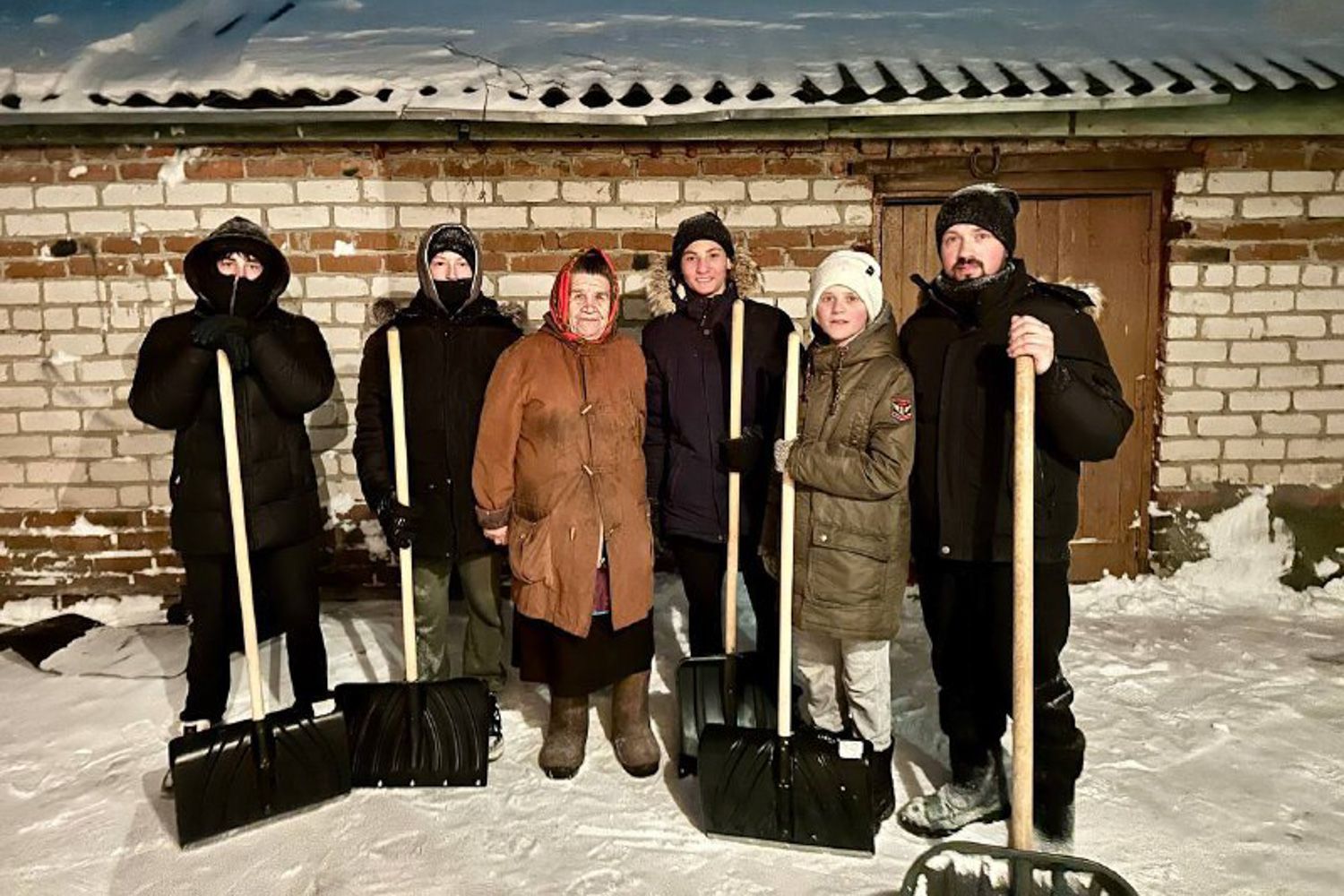 Социальные студенческие отряды и православная молодежь помогают пожилым жителям села Бишево справиться со снегом