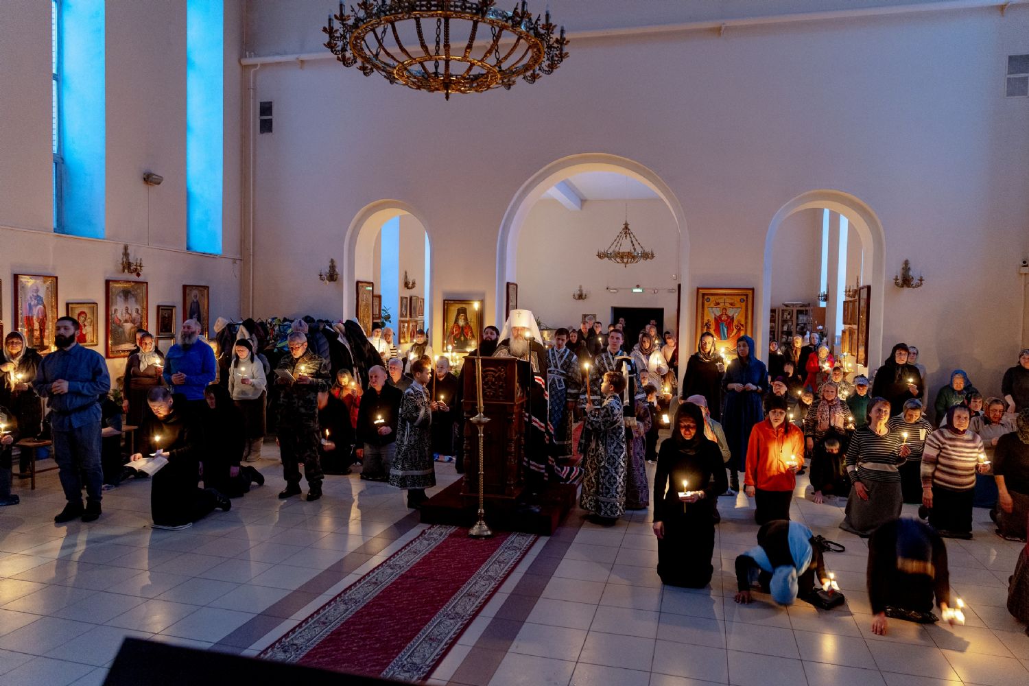 Митрополит Кирилл совершил повечерие с чтением четвёртой части канона преподобного Андрея Критского в Успенском храме в Дербышках