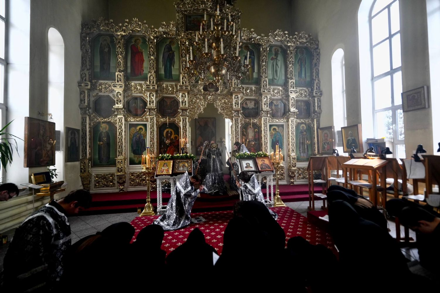 В пятницу первой седмицы Великого поста митрополит Кирилл совершил Литургию Преждеосвящённых Даров в храме Казанской духовной семинарии