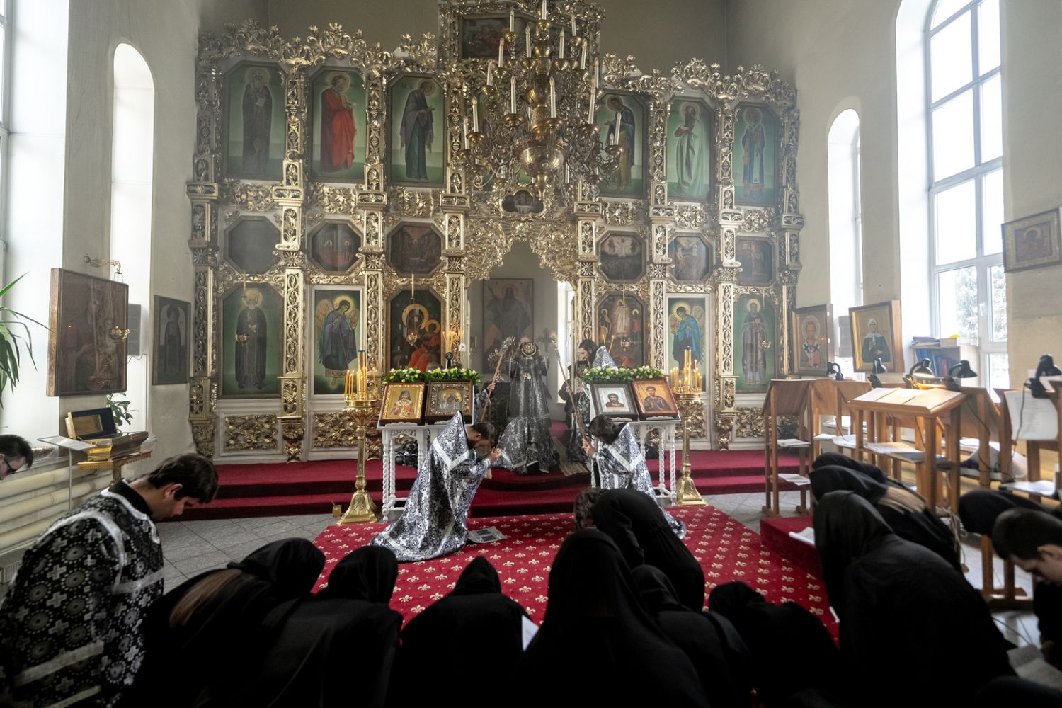 В пятницу первой седмицы Великого поста митрополит Кирилл совершил Литургию Преждеосвящённых Даров в храме Казанской духовной семинарии