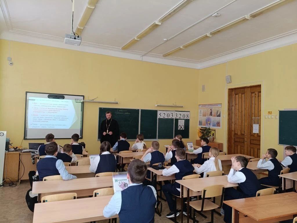 Священнослужители митрополии проводят просветительские беседы со школьниками