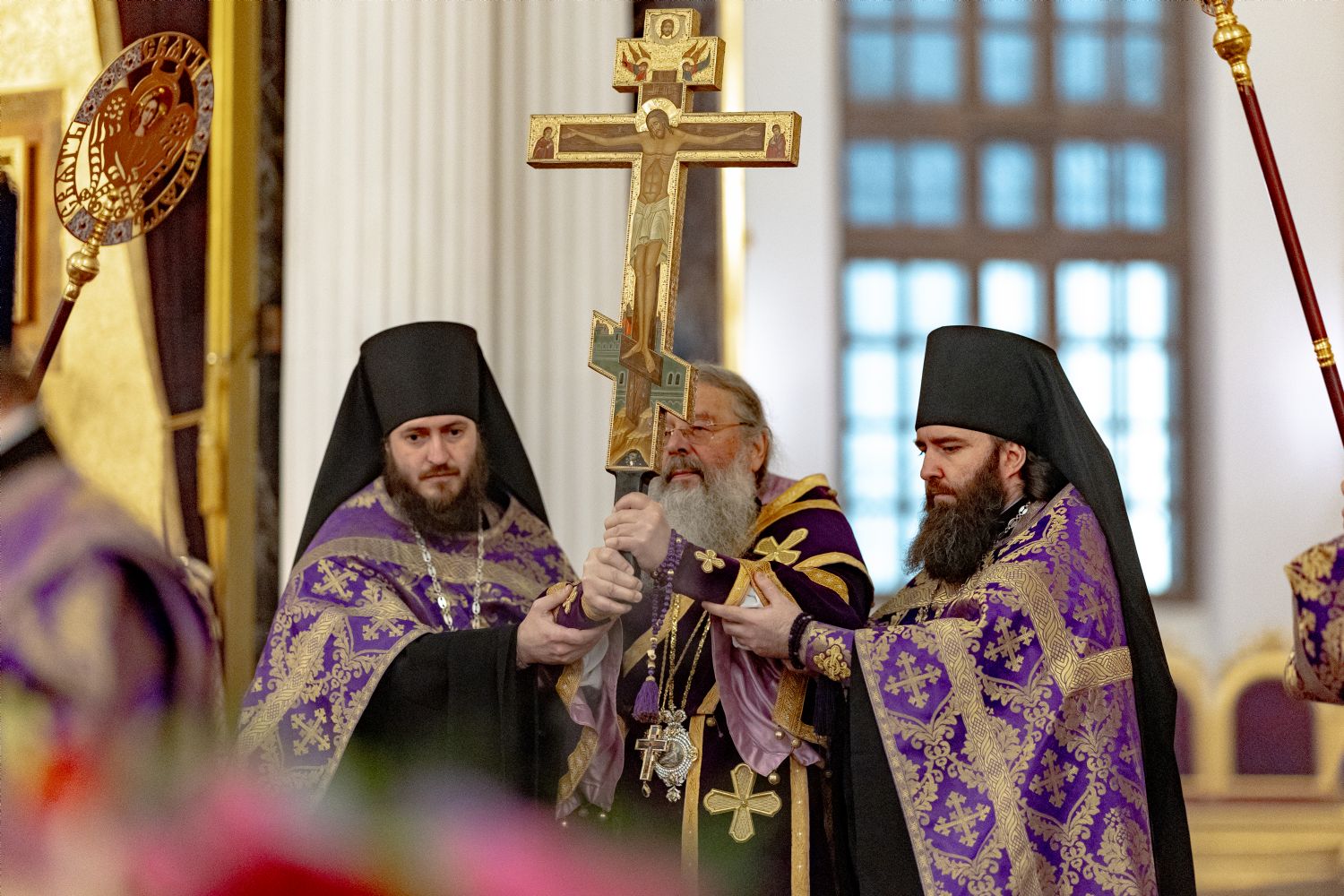 В канун Недели Крестопоклонной митрополит Кирилл и митрополит Евгений совершили всенощное бдение в Казанском кафедральном соборе