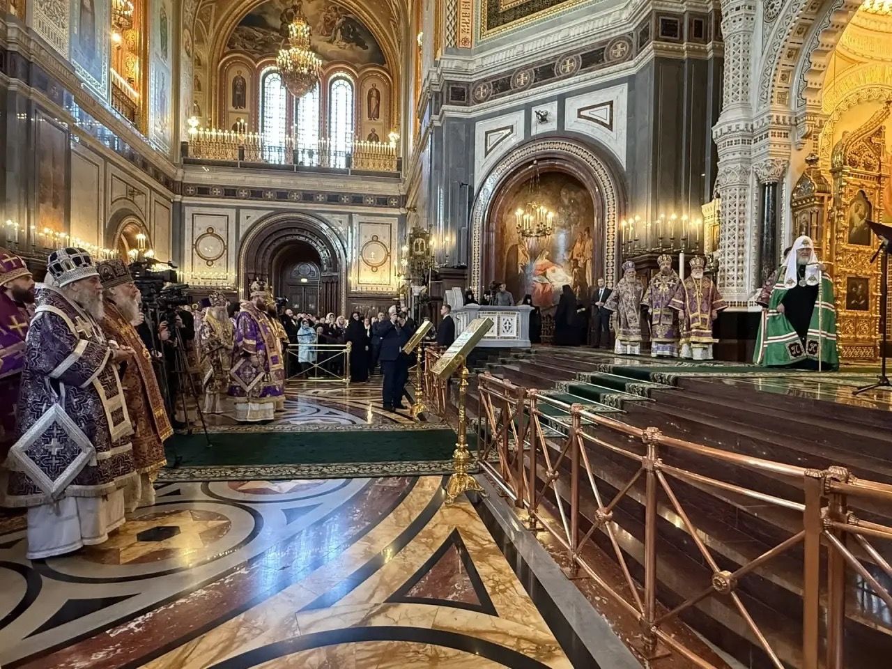 В Неделю Крестопоклонную глава Татарстанской митрополии сослужил Предстоятелю Русской Церкви за Литургией в Храме Христа Спасителя