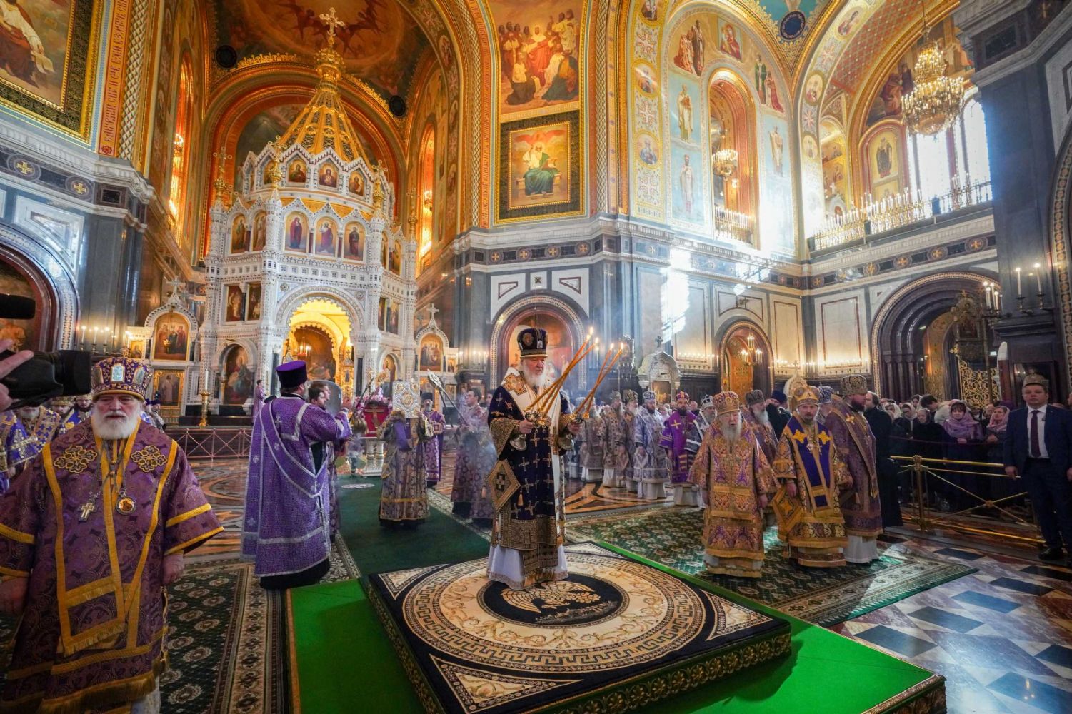 В Неделю Крестопоклонную глава Татарстанской митрополии сослужил Предстоятелю Русской Церкви за Литургией в Храме Христа Спасителя