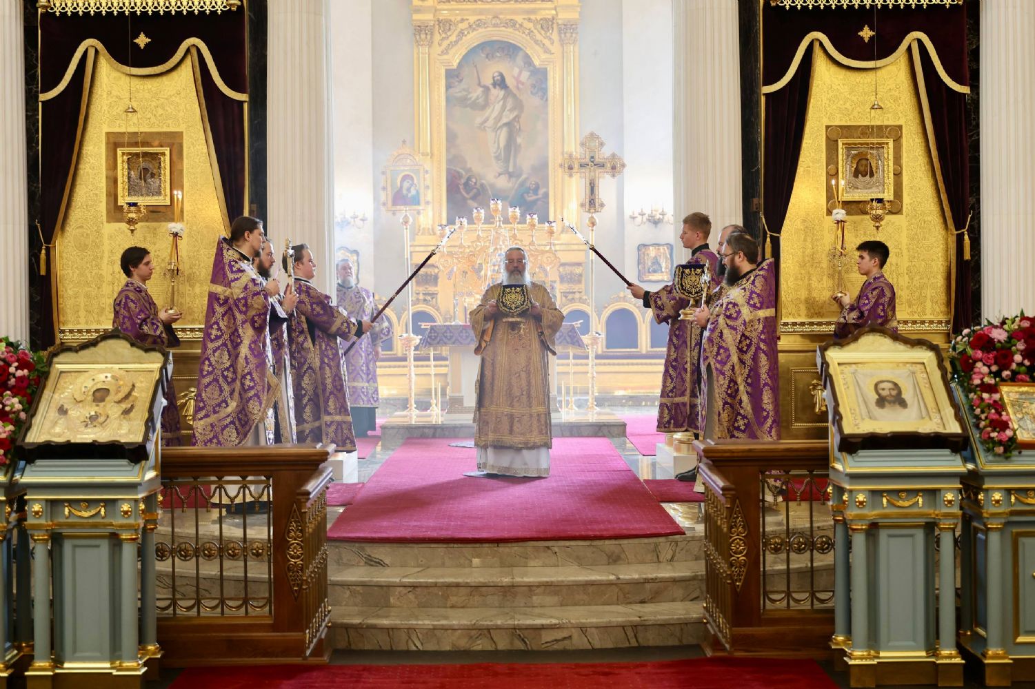 В Неделю 4-ю Великого поста митрополит Кирилл совершил Литургию в Казанском кафедральном соборе