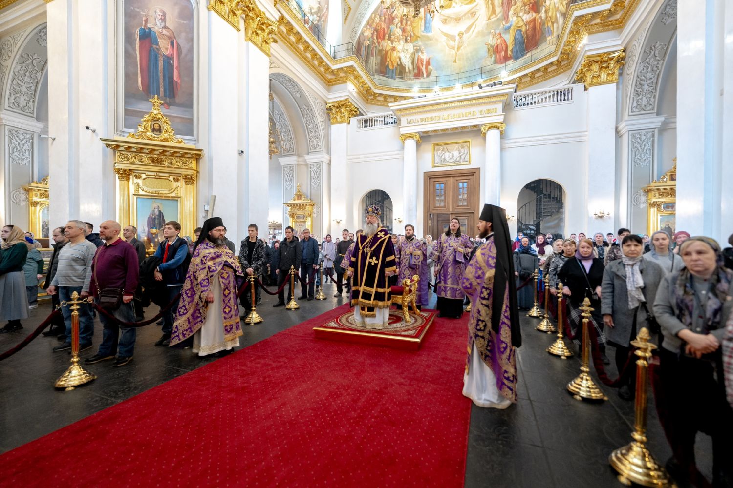 В Неделю 5-ю Великого поста митрополит Кирилл совершил Литургию в Казанском кафедральном соборе