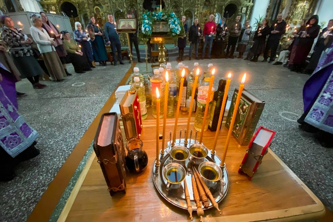 В храмах Казанской епархии совершается таинство Соборования