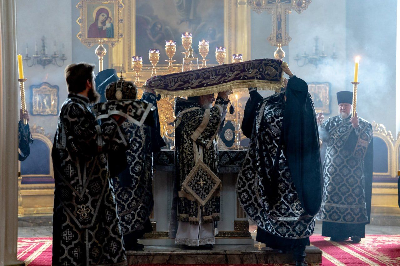 Митрополит Кирилл совершил вечерню с выносом Плащаницы в Казанском кафедральном соборе