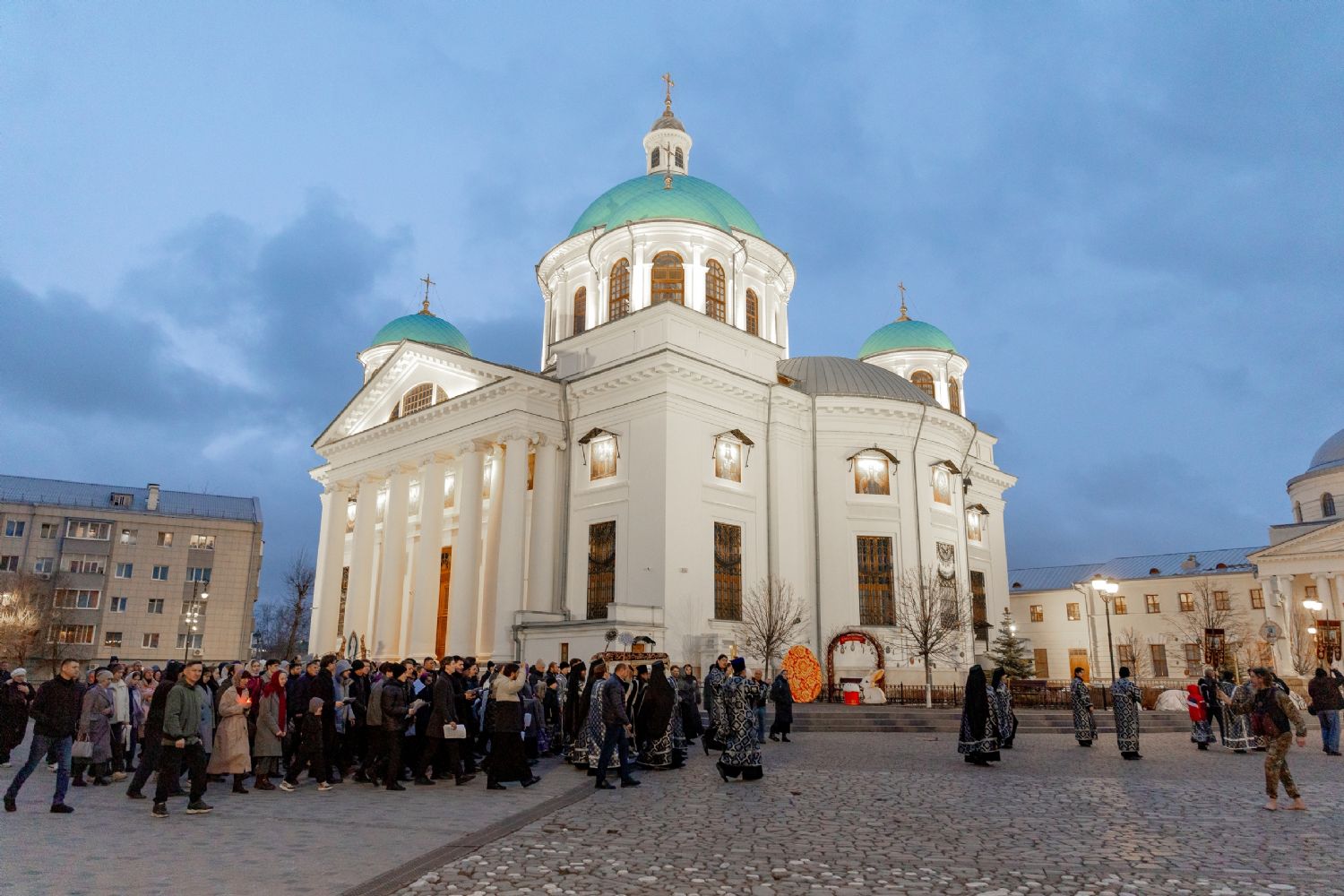 В канун Великой Субботы митрополит Кирилл совершил в Казанском соборе утреню с чином погребения Спасителя