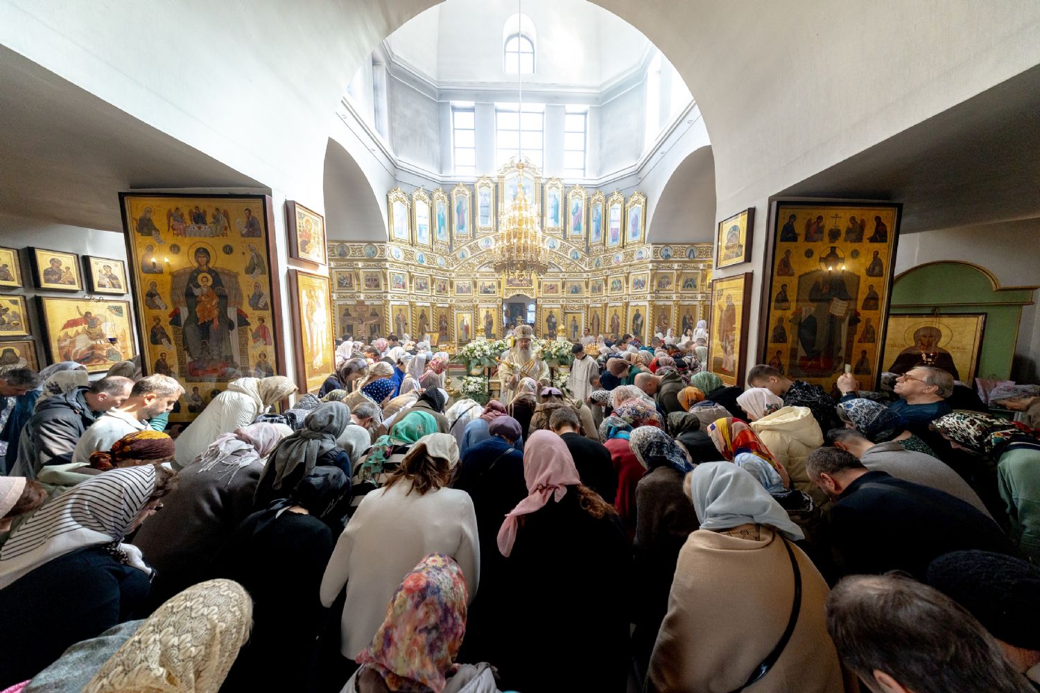 В Великую Субботу митрополит Кирилл совершил Литургию в Серафимовском храме Казани