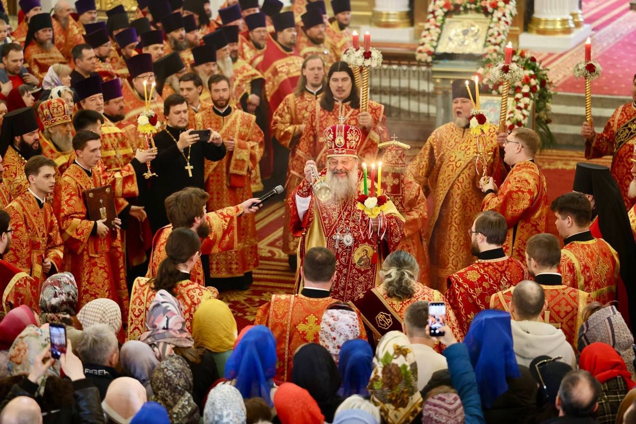 В праздник Воскресения Христова митрополит Кирилл совершил Пасхальную великую вечерню в Казанском кафедральном соборе