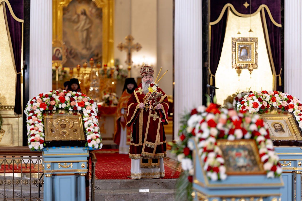 В Пасхальную ночь митрополит Кирилл возглавил праздничное богослужение в Казанском кафедральном соборе