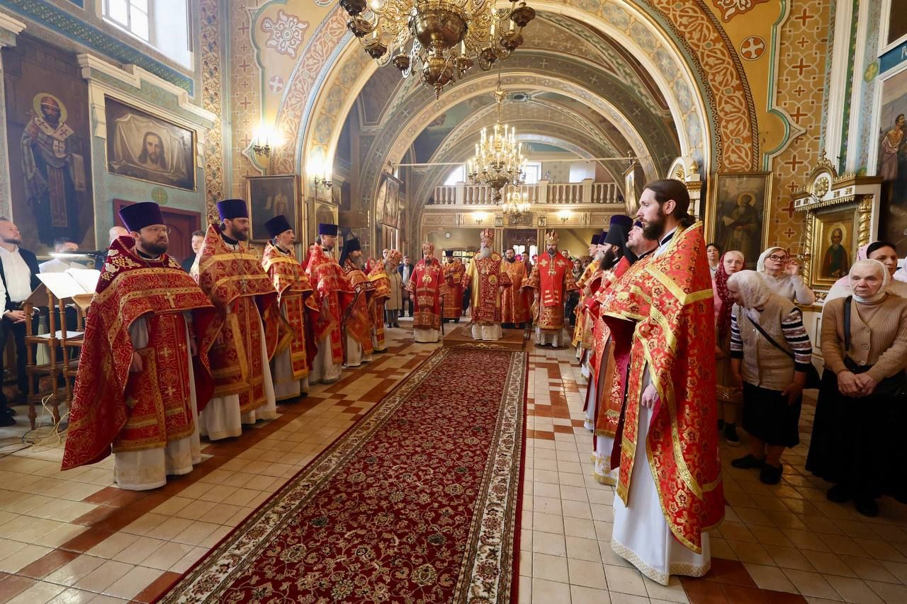 В понедельник Светлой седмицы митрополит Кирилл совершил Литургию в Никольском соборе Казани