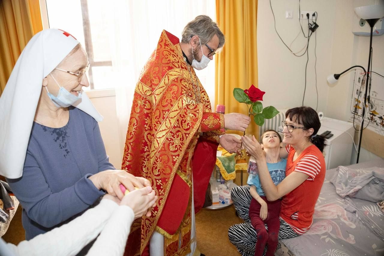 Клирики Богоявленского собора совершили Пасхальную Литургию в Казанском хосписе