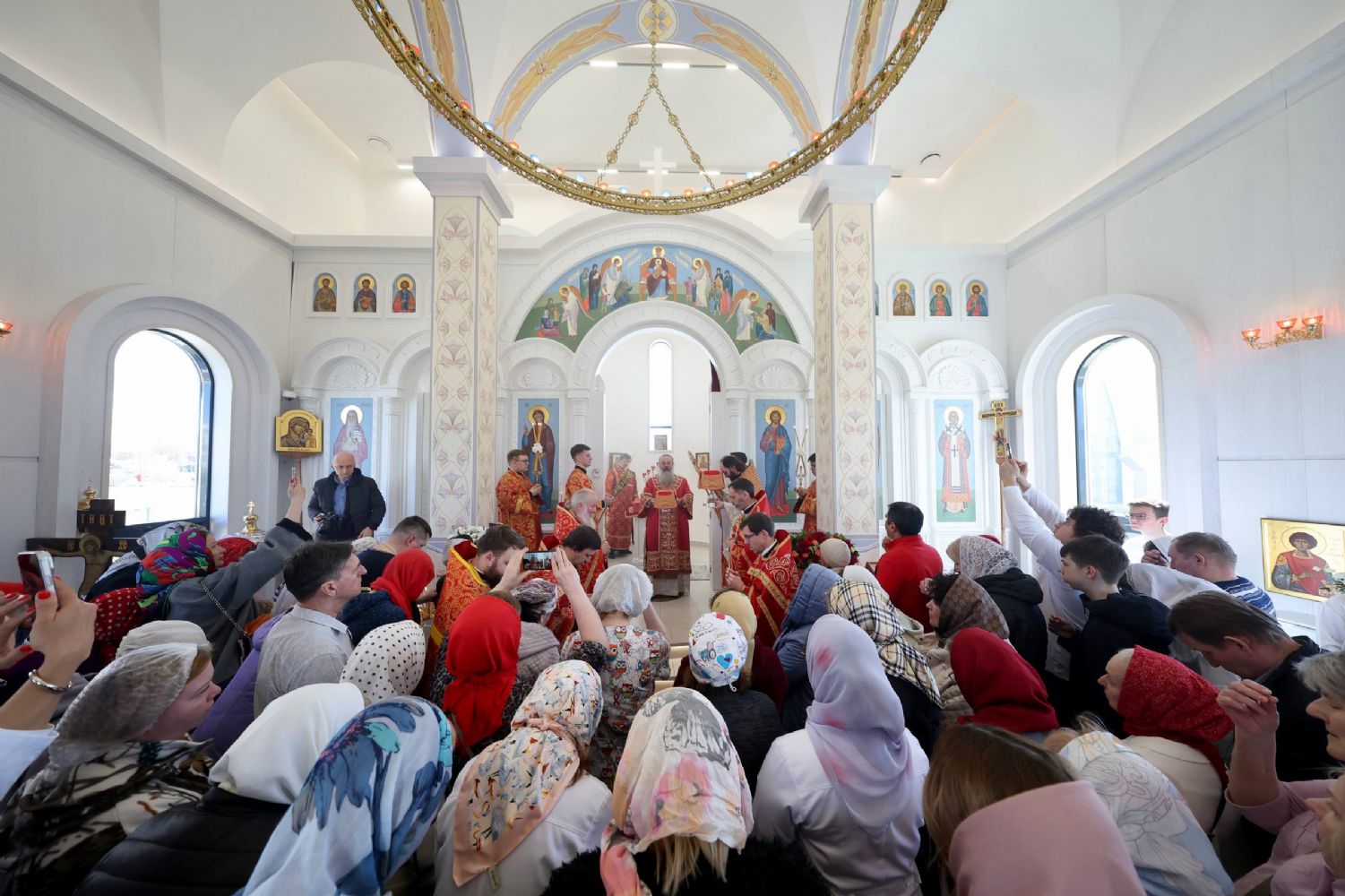 В четверг Светлой седмицы митрополит Кирилл совершил Литургию в храме Детской клинической больницы