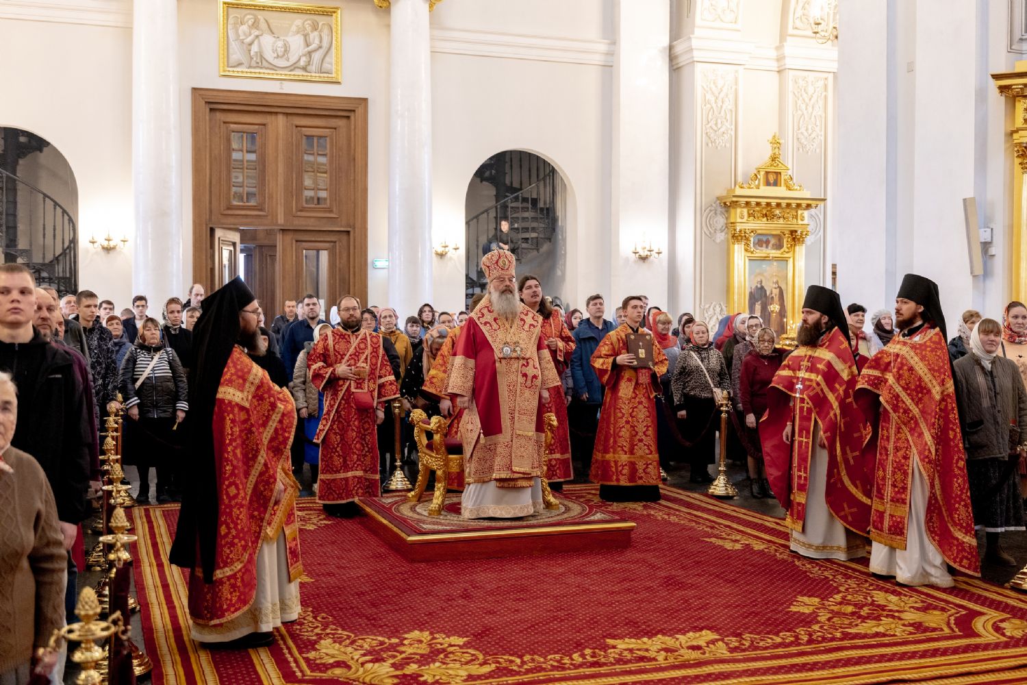 В Неделю 2-ю по Пасхе митрополит Кирилл совершил Литургию в Казанском кафедральном соборе